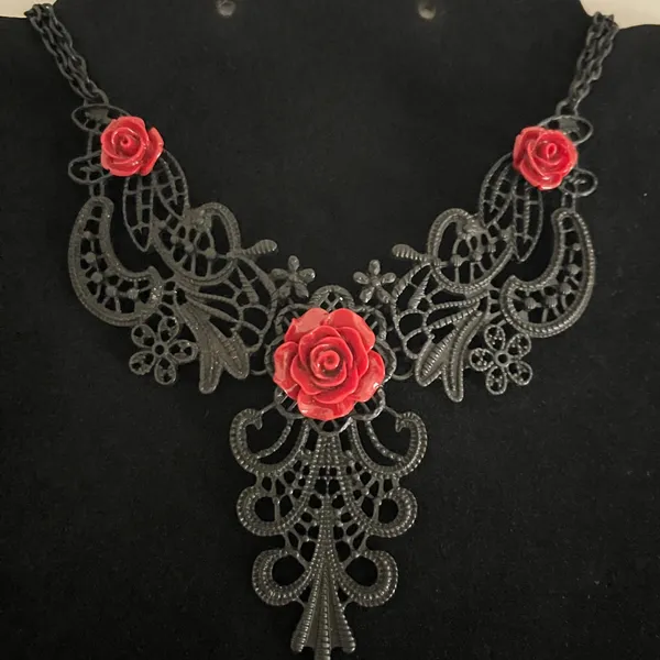Elegant Black and Red Lace Necklace - Image 3