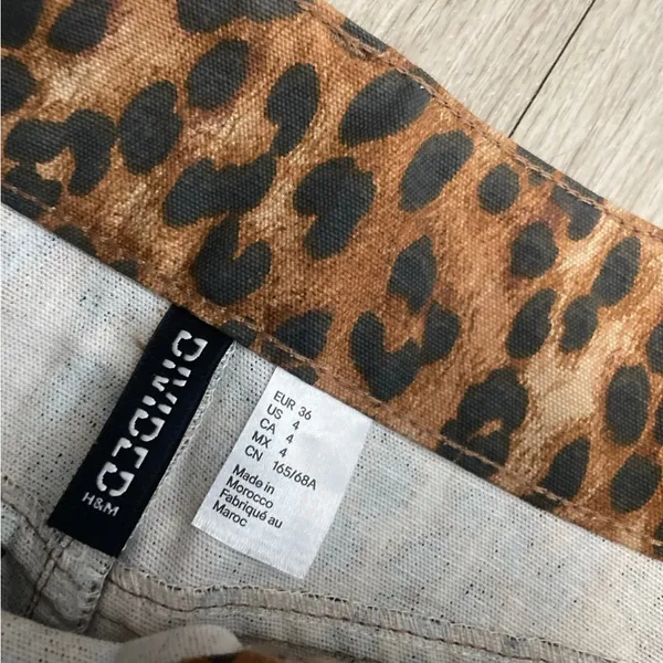 Chic Animal Print Mini Skirt Brown Size 4 - Image 2