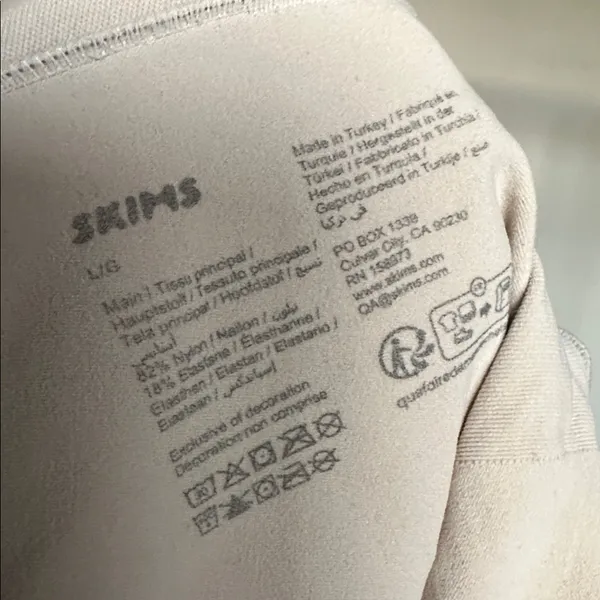 Skims Seamless Sculpt Mid Thigh Short Sand‎ NWOT size L - Image 9