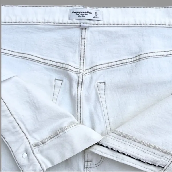 NWT Abercrombie & Fitch The 4" Mom Short High Rise Curve Love soft White Sz. 24 - Image 3