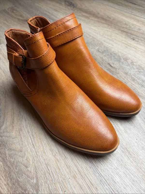 Baretraps Maci Ankle Booties w/ Croc-Embossed Heel Size 8 M - Image 2
