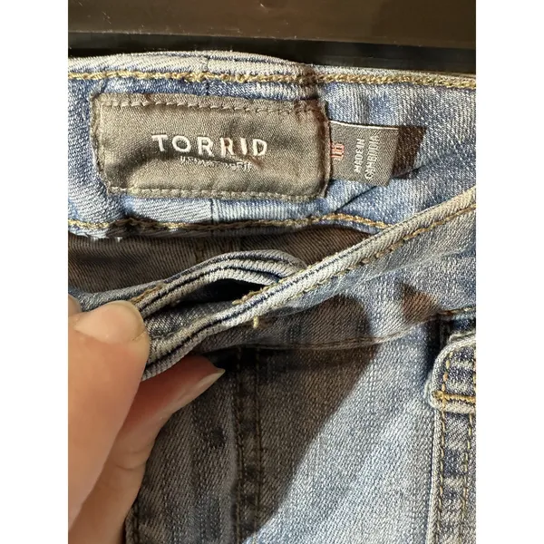Torrid Womens Denim Shorts Light‎ Wash Distressed Casual Size 16 EUC - Image 3