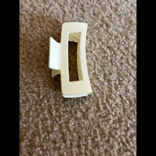 Hair clip large as shown unused - Image 3