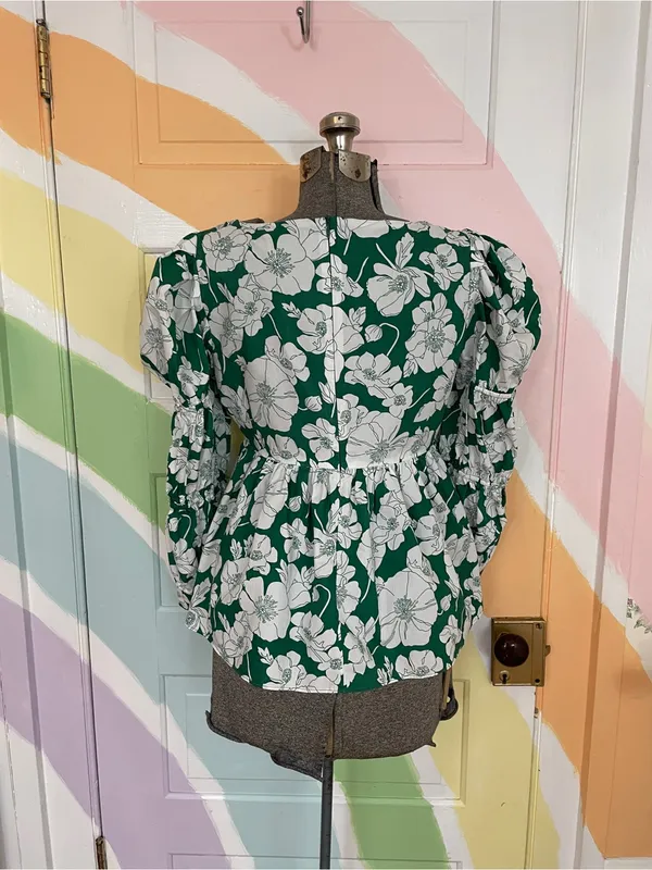 Tuckernuck Hyacinth House Green Floral Clemons Cotton Peplum Top Sz M 💛🎀 - Image 8