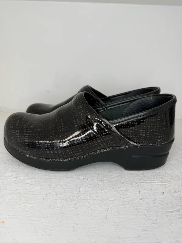 Dansko Black clogs with subtle grid pattern #clogs #comfort size 40 USA 9.5-10 - Image 3