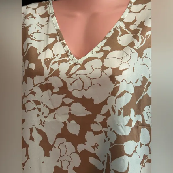 Emery Rose SZ LG Cream and Brown Women’s Lightweight Vneck Floral Print Blouse - Image 2