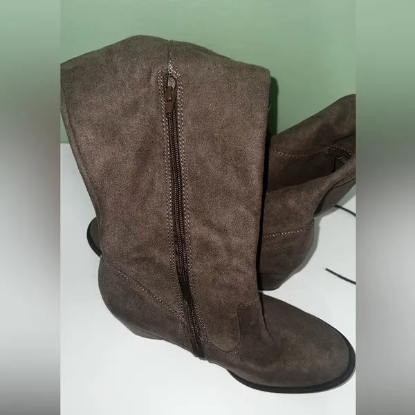 Kohl’s Jetset Grey Faux Suede Over-the-Knee Boots - Size 9.5 - Image 4
