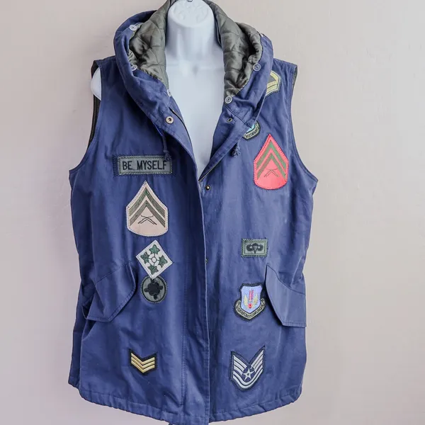 Sheryl Crow Military Patch Utility Vest Women's L Blue Quilted Lining Hooded‎ - Image 9