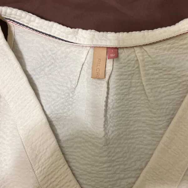 PILCRO TIE-FRONT, BUTTON DOWN FRONT, CREAM BLOUSE. LARGE - Image 2