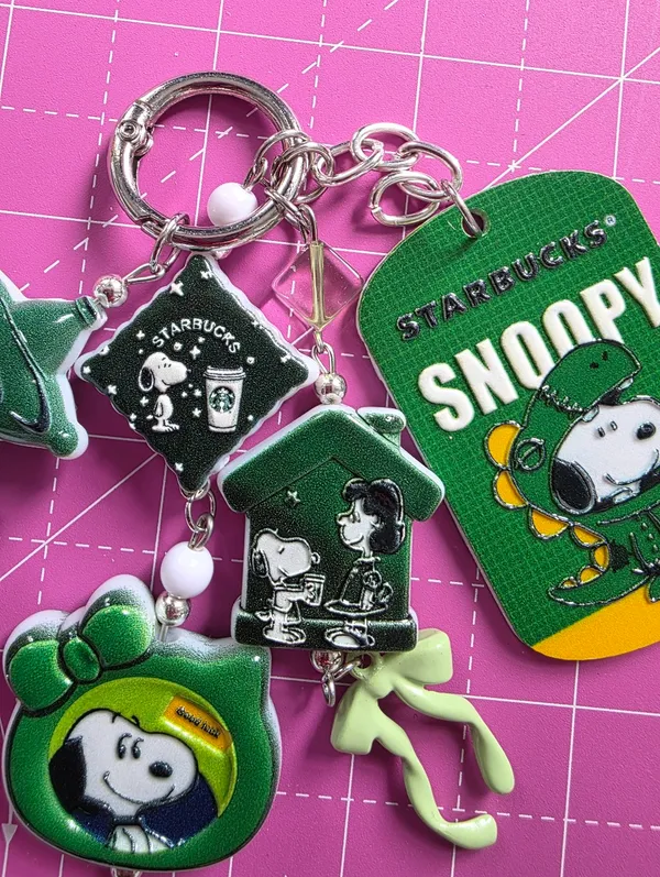𝙎𝙤𝙡𝙙! 𝘿𝙤 𝙣𝙤𝙩 𝙗𝙪𝙮 𝙥𝙡𝙚𝙖𝙨𝙚!  Snoopy Starbucks Bag Charm Keychain - Image 5