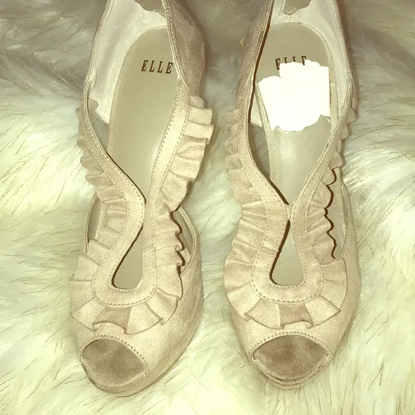 - Elle cream ruffle Victorian nude heels size 6.5 platform style y2k - Image 3