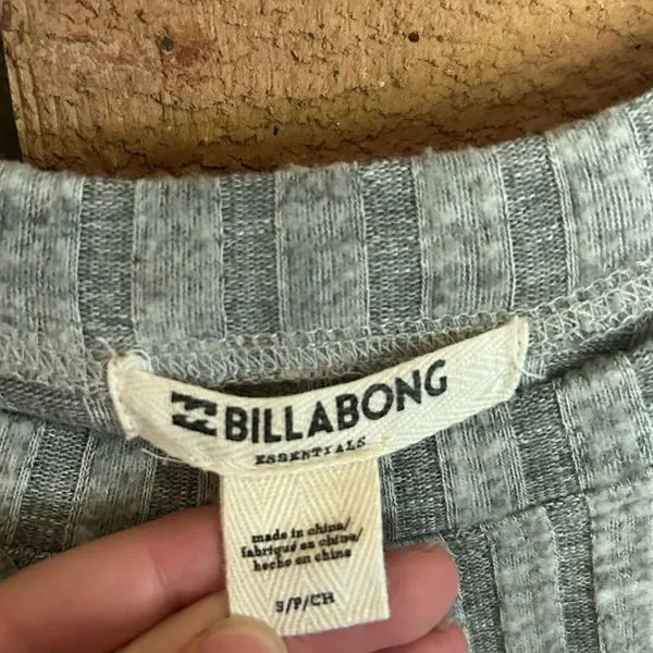 Billabong Women’s Long Sleeve Gray Knit Ribbed Sweater Crop Top Size Small - Image 3