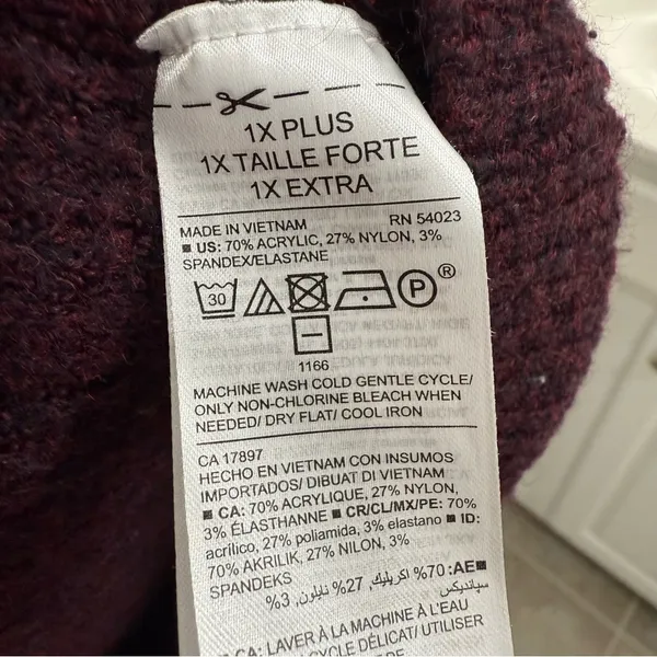 Old Navy 1X Plus Size Sweater Maroon Pullover crew neck - Image 3