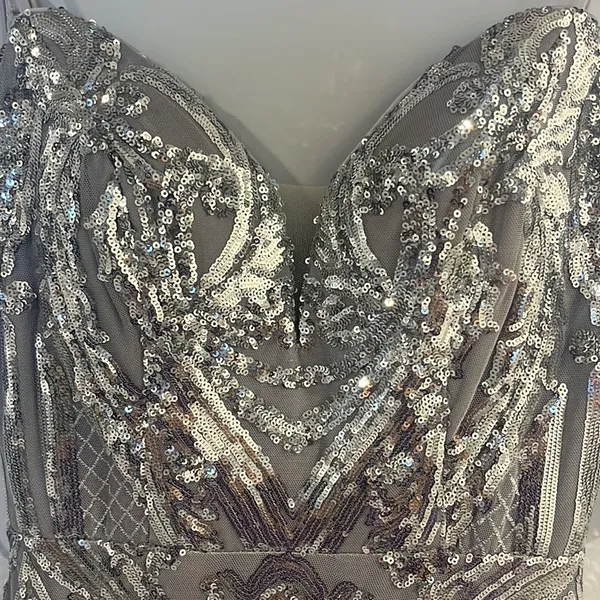 Amelia Couture style no. 62079114 (size 2) silver detailed prom dress - Image 4