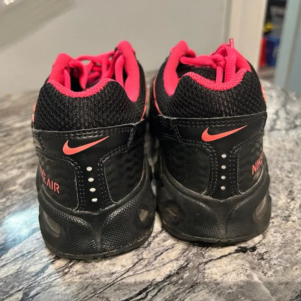 Nike Women's Black and Pink Athletic Shoes - Image 2