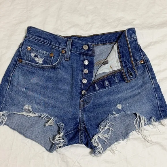 Levi's 501 Distressed Cutoff Denim Shorts Ripped Light‎ Wash Womens Size 26 - Image 2