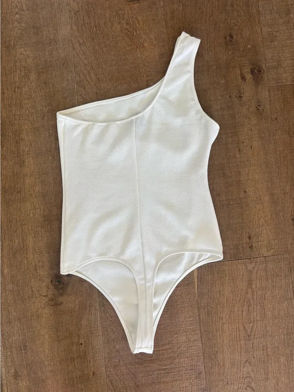 show me your mumu smymm white one shoulder tank bodysuit - Image 4