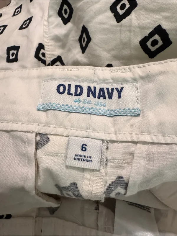 Old Navy White Black Pattern Shorts 6 - Image 3