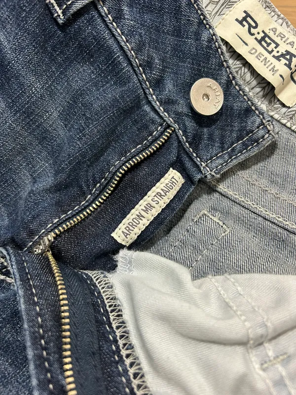 Ariat size 31 straight leg jeans, longer inseam/length - Image 7