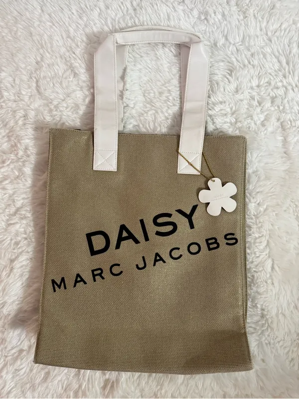 Marc Jacobs Daisy Beige Canvas Tote with White Handles and Daisy Charm - Image 14