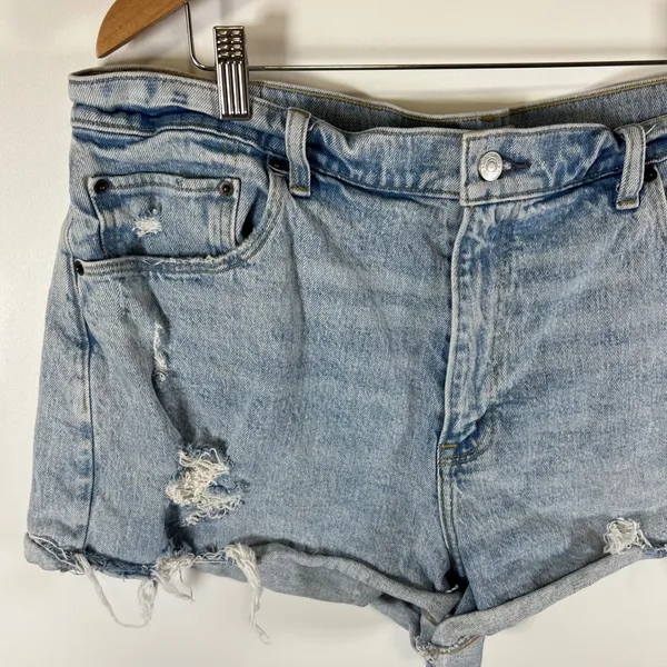Abercrombie & Fitch The Mom Short High Rise Distressed Light Wash Denim Sz 33/16 - Image 2