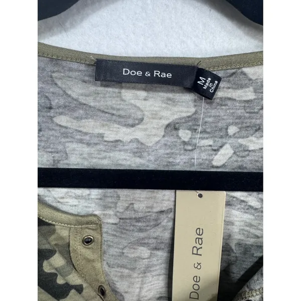 Doe & Rae Camo T-Shirt Women Medium Green Henley‎ Pocket Short Sleeve - Image 4