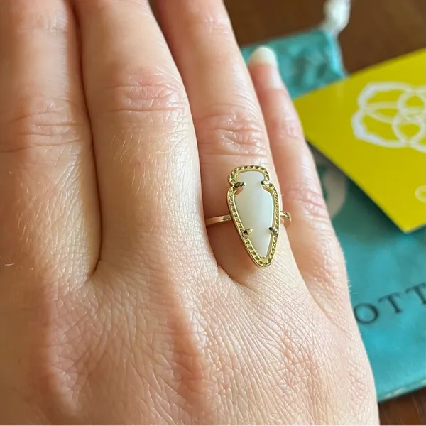 Kendra Scott Skylen ring gold-plated with milky white arrowhead shaped stone - Image 4