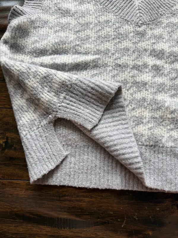 Abercrombie Gray and White Houndstooth Vneck Sweater Vest - Image 5