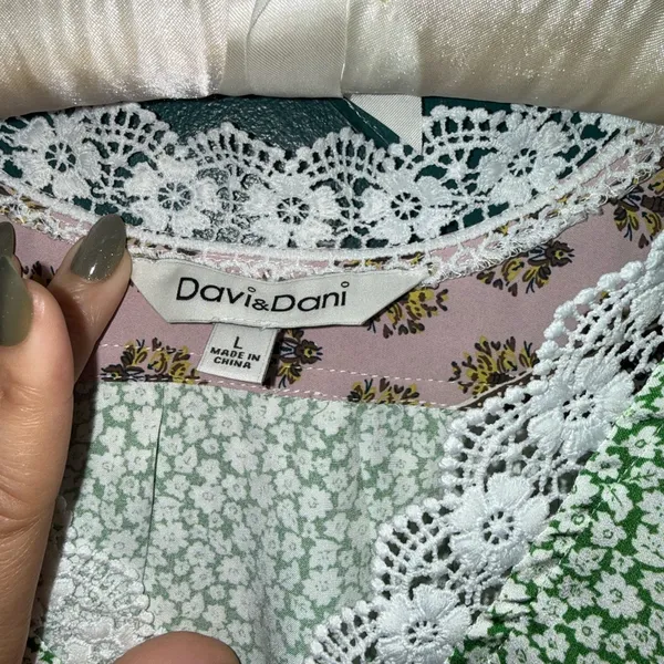 DAVI & DANI Green Floral V-Neck Lace Trim Blouse - Image 3