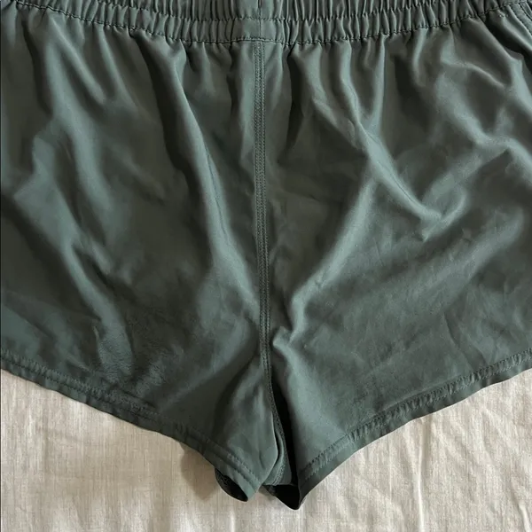 Vuori Clementine Athletic Running Shorts size large 2 inch - Image 7