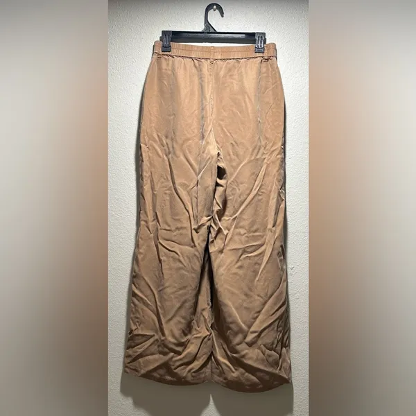Abercrombie and Fitch wide leg pants in a brown/taupe color, women’s size M. - Image 2