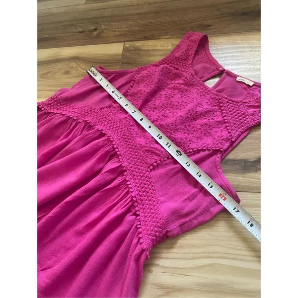 Hollister sleeveless blouse with keyhole button closure S - Image 5