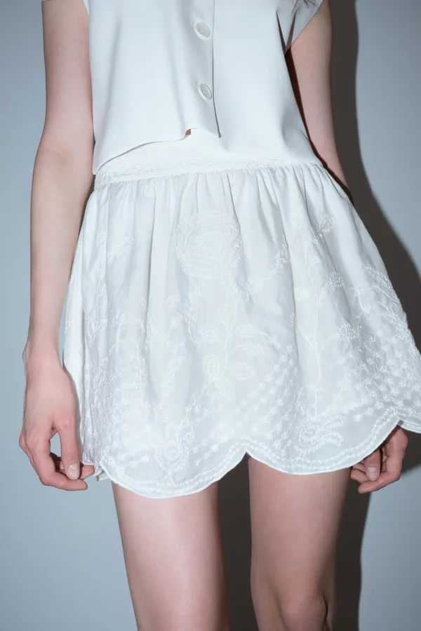 ZARA NWT white EMBROIDERED MINI SKIRT ZW COLLECTION. Size large - Image 2