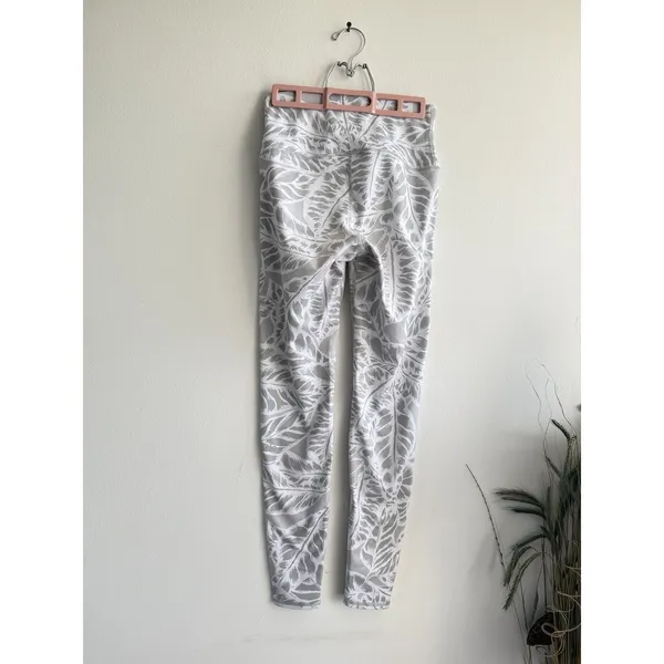 Alo Yoga Women's‎ Palm Springs airbrushed white leggings leaves stripe Sz Small - Image 2