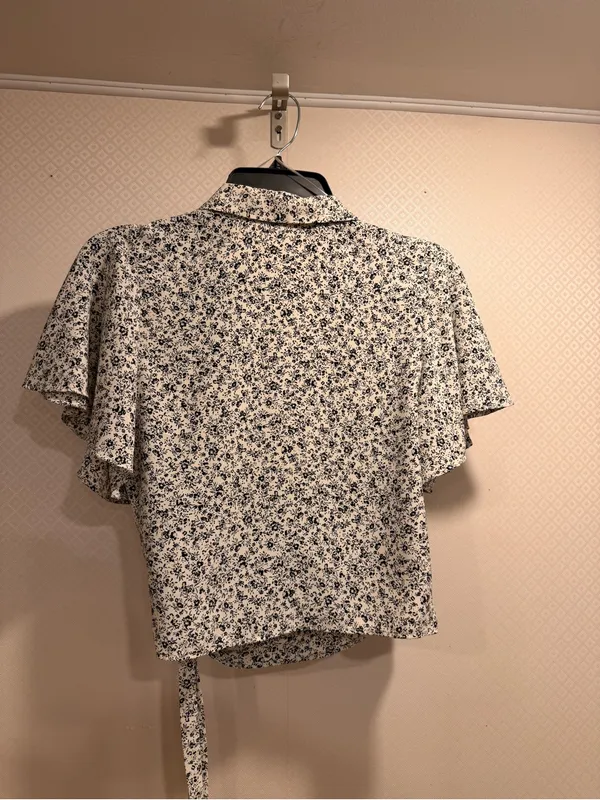 NWOT Zara Cream Floral V-Neck Tie-Side Blouse Size XS - Image 7
