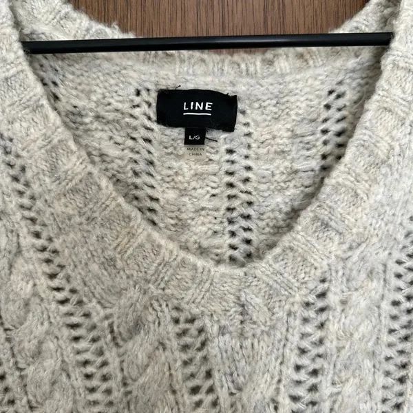Line Pullover cable knit v-neck sweater with beautiful detailing‎ Size L - Image 6