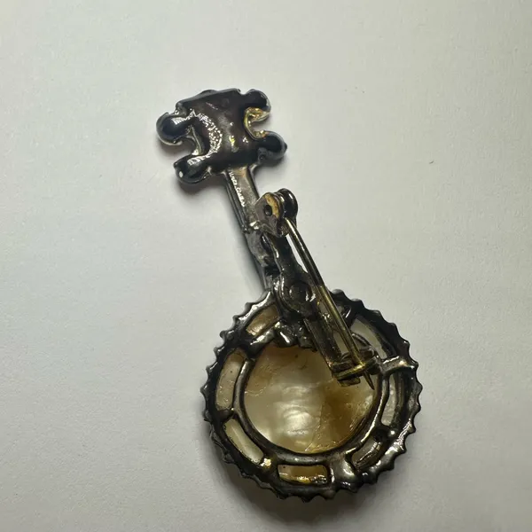 Vintage 1940s Banjo Brooch – Mother of Pearl & Pink Rhinestone Pin - Image 2