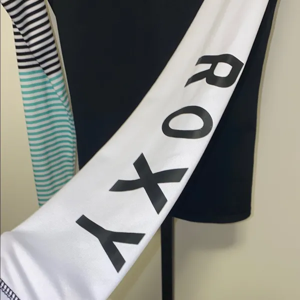 Roxy Black and White Long Sleeve Tee Size Medium - Image 3