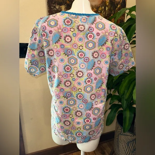 EUC Beverley Hills uniforms top scrub size M multicolor shirt sleeve. - Image 3