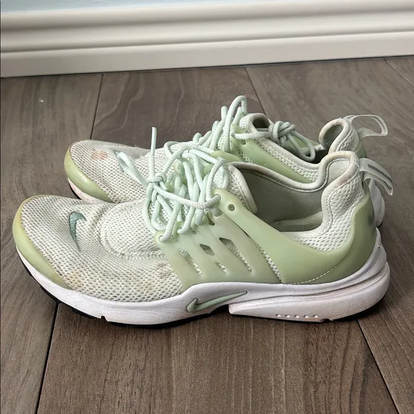 Nike Air White and Light Green Running Shoes - Image 5
