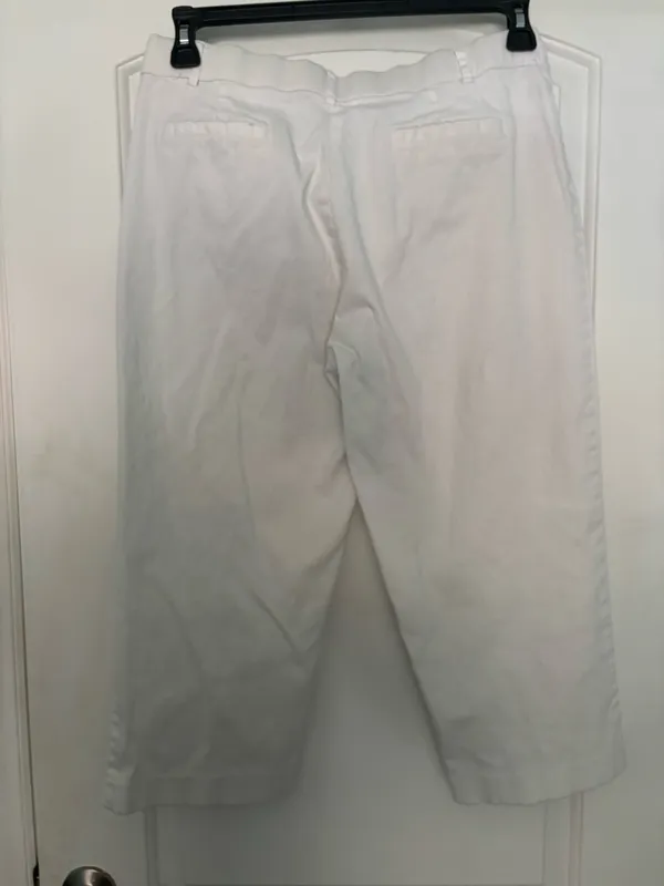 White capris Size 8 - Image 3