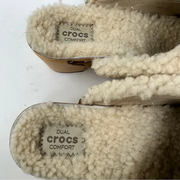 Crocs Sarah Luxe Suede Sherpa Lined Clogs Womens 6 Brown 203413 NWOB - Image 7
