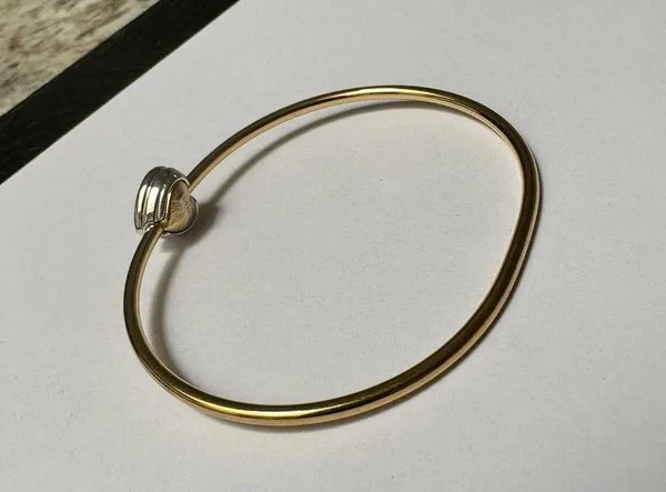 Monet Gold Tone Skinny Bangle Bracelet 7 3/4 Inch Silver Tone Rhinestone Heart - Image 8