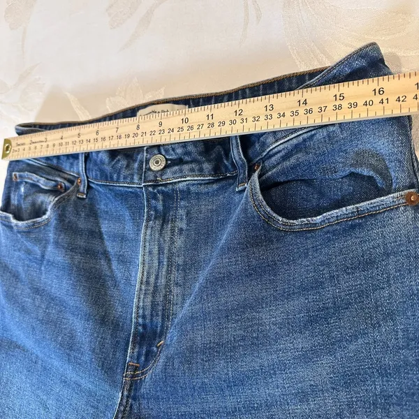 Abercrombie & Fitch Size 32/14 The Mom Hi Rise Curve Love‎ Distressed Denim Jeans - Image 3