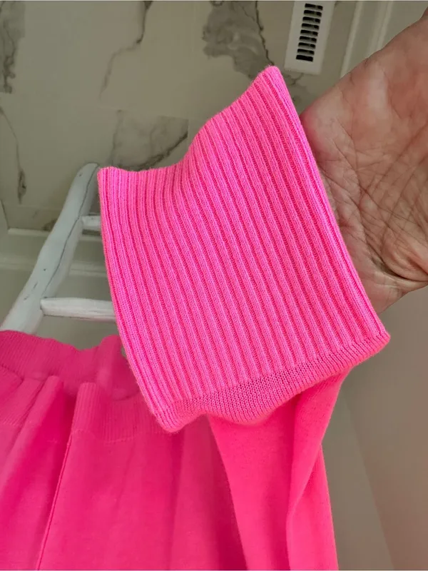 J & J Dropped Shoulder Neon Pink V-Lightweight V-Neck Sweater Size Medium - Image 4
