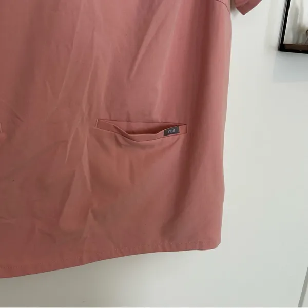 Figs Casma Three-Pocket Scrub Top Pink Plus Size 4XL‎ - Image 4
