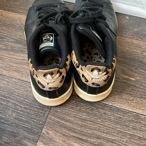 Stan Smith Shoe with leopard detail - Image 4