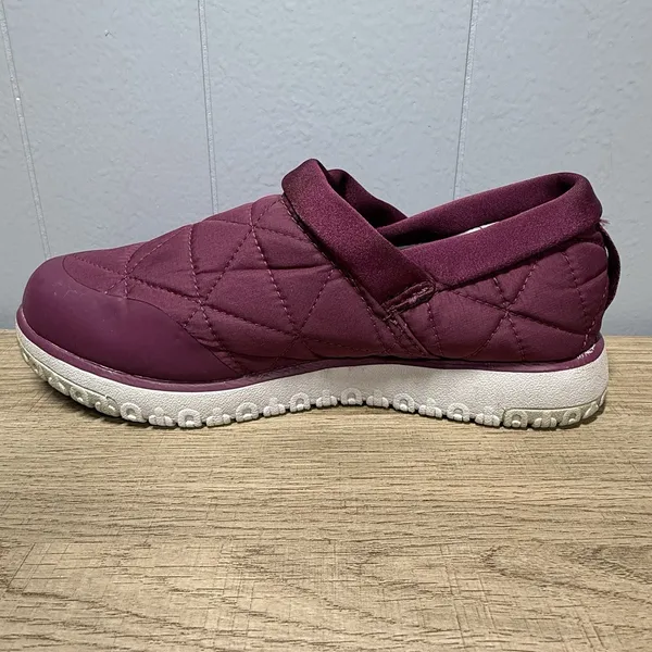 L.L. Bean‎ Quilted Ultralight Primaloft Waterproof Slip-On Shoes Berry Size 6 - Image 8