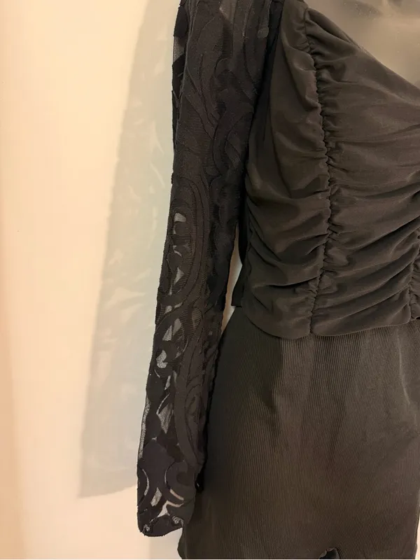 Black Ruched Lace Sleeve Cropped Top - Image 3