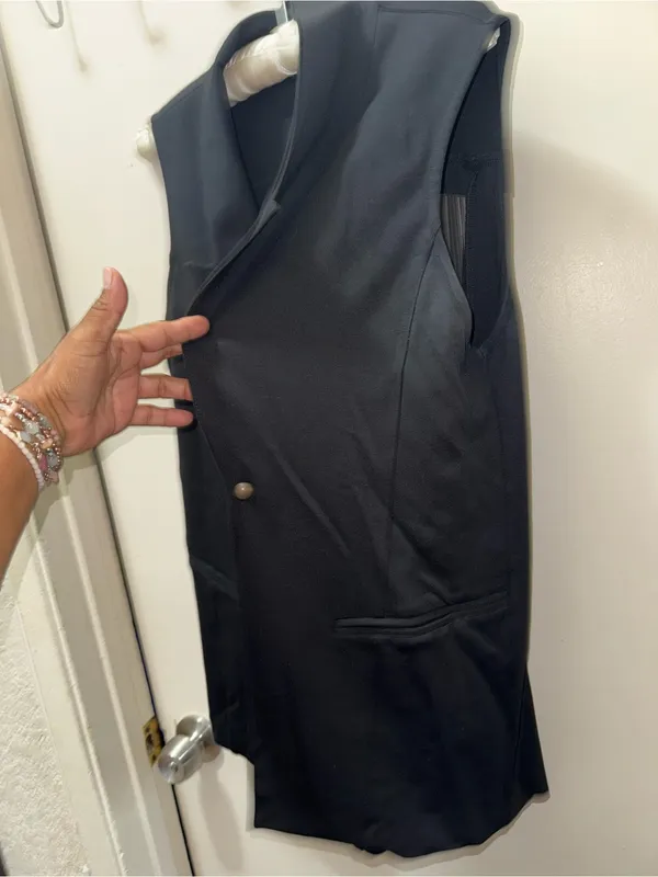 Tailored Sleeveless Black Vest with Notch Lapel - Image 3